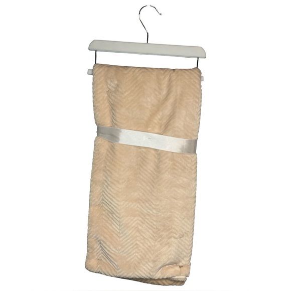 NWT Liam and Lilly Super Soft Chevron Baby Blanket in Cream - Picture 2 of 3